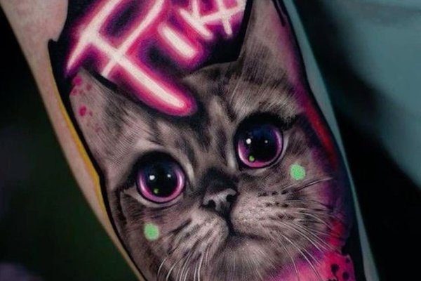 Татуировка  в стиле неон-граффити с котом
