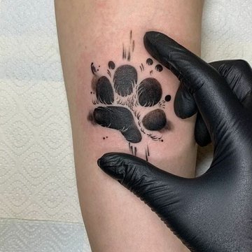 тату у вигляді відбитка лапи