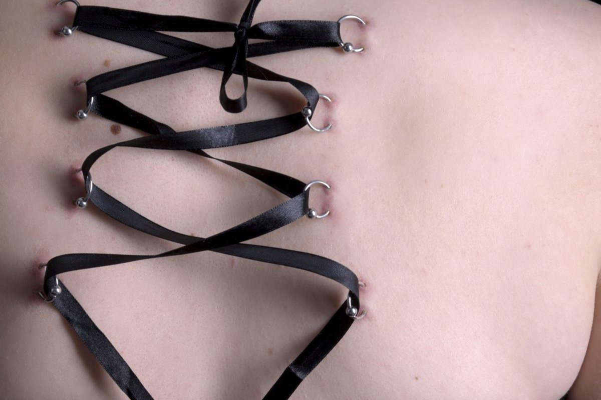 Пірсинг на спині