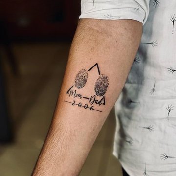 Татуировка в виде отпечатка пальца, руки или ноги