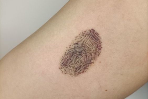 Татуювання у вигляді відбитка пальця, руки або ноги
