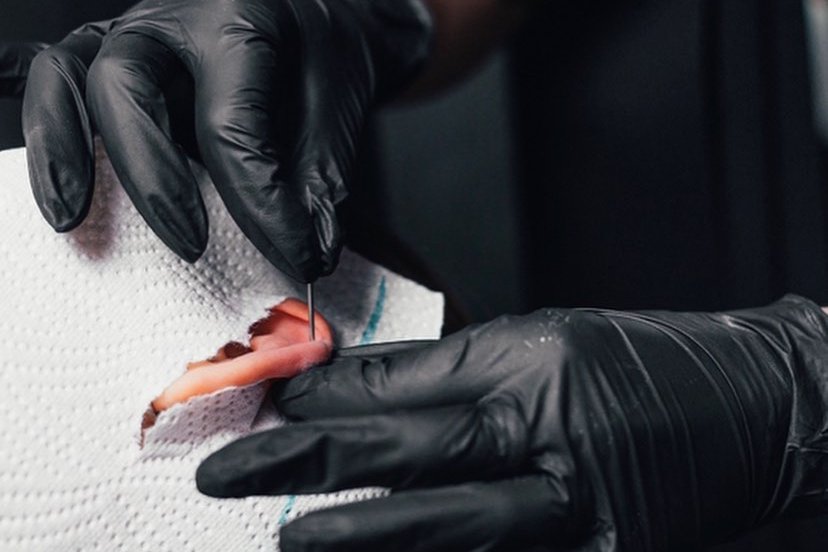 выполнение пирсинга