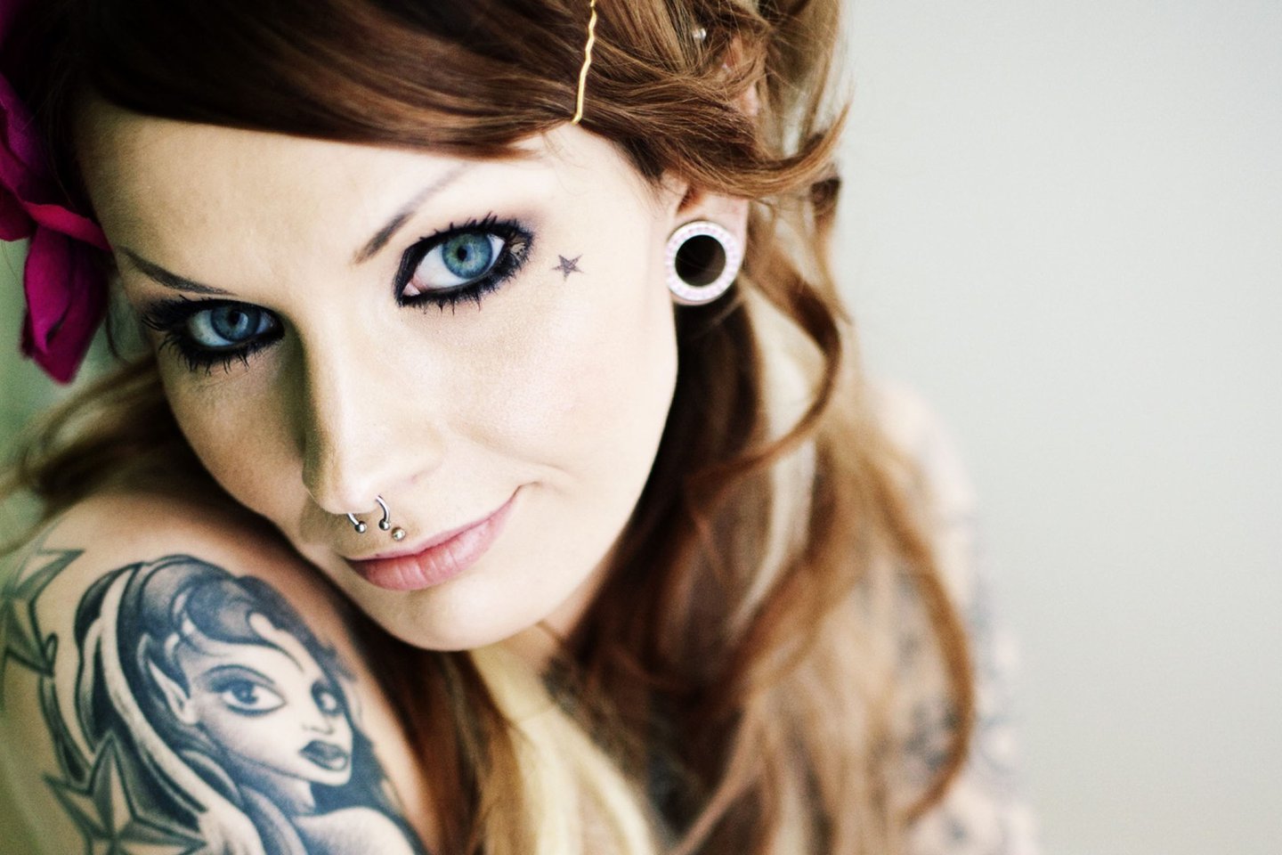 Женщина с тоннелями