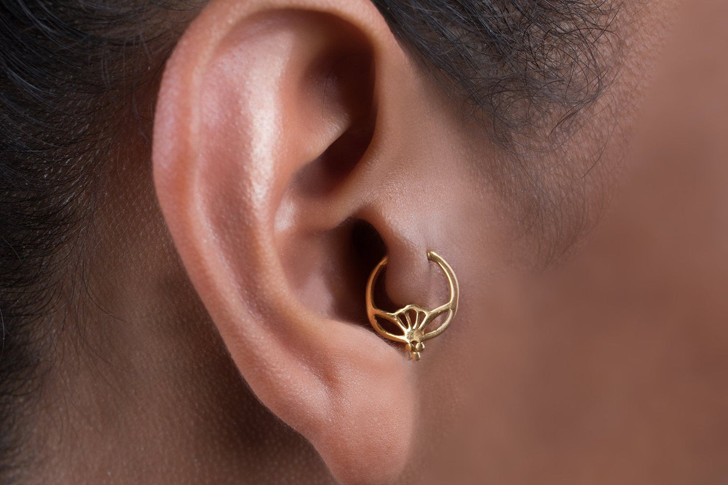 Пірсинг трагус