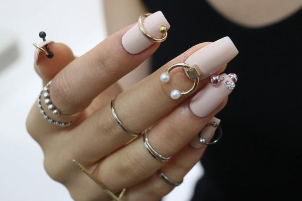 пирсинг на длинных ногтях