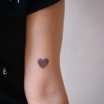 Татуировка в виде отпечатка пальца, руки или ноги