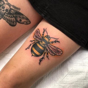 Тату с пчелой