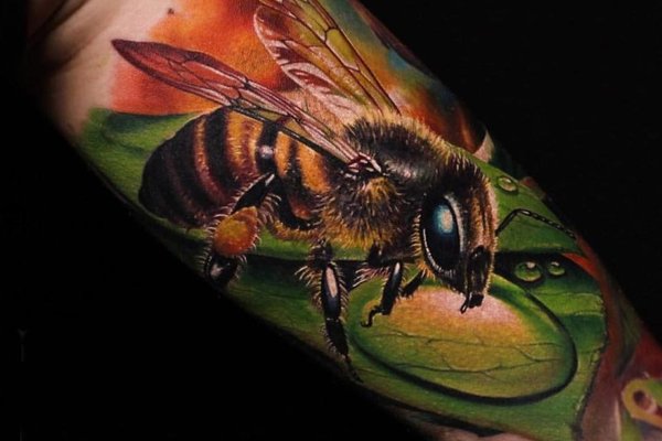 Тату с пчелой