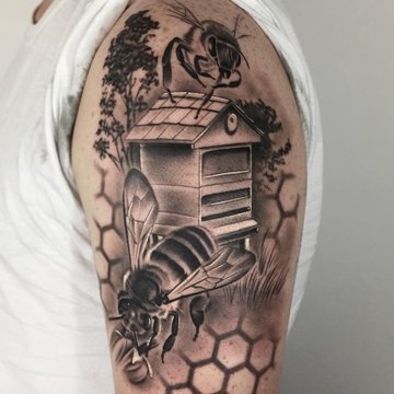 Тату с пчелой