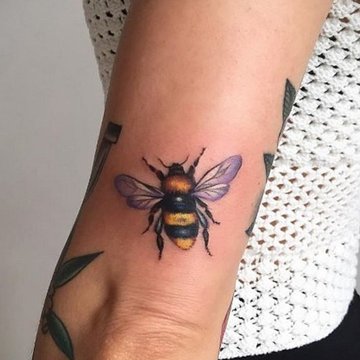 Тату с пчелой