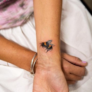 Тату с пчелой