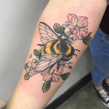 Тату с пчелой