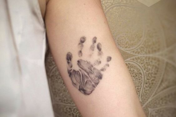 Татуювання у вигляді відбитка пальця, руки або ноги
