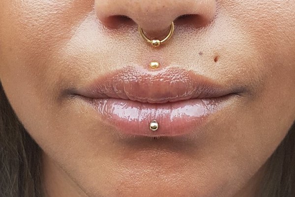 Эшли - пирсинг губы