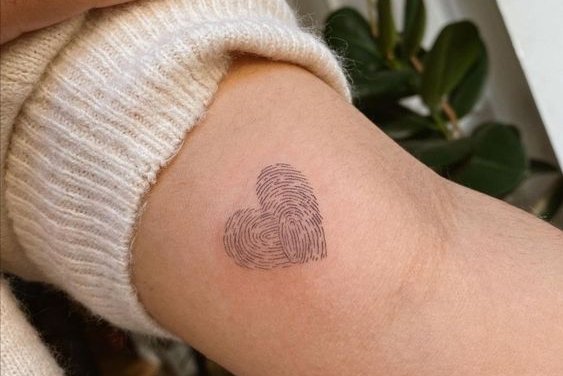 Татуировка в виде отпечатка пальца, руки или ноги