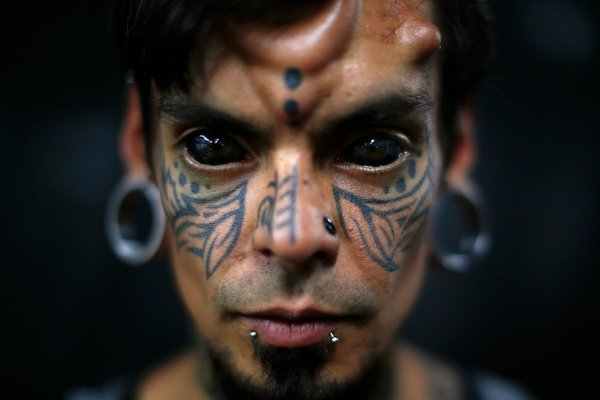 Тату на очному яблуці