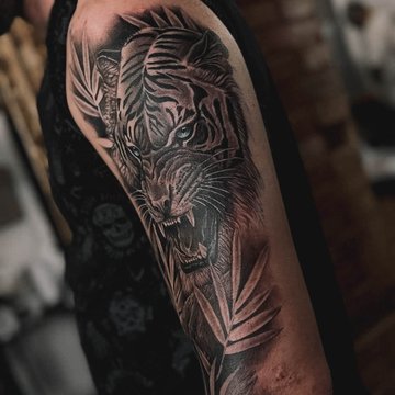 тату на плече мужские