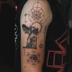 Чоловічі тату на плечі