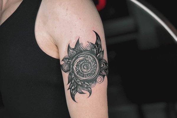 тату на плечі чоловічі