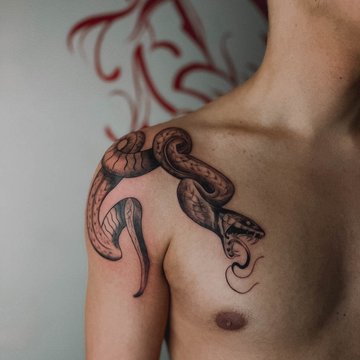 тату на плече мужские