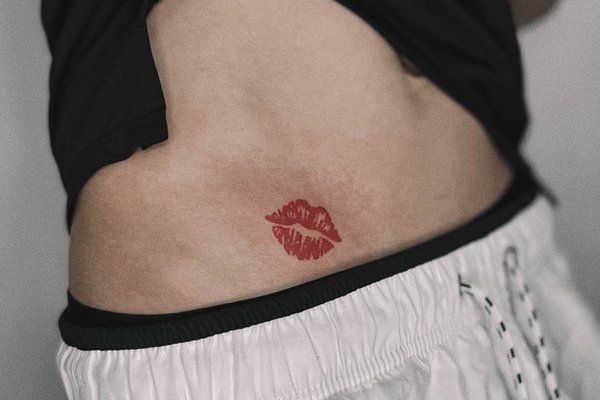 тату поцілунок значення ескіз