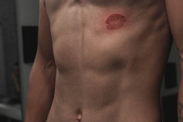 тату поцілунок значення ескіз