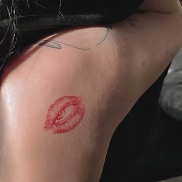 тату поцілунок значення ескіз