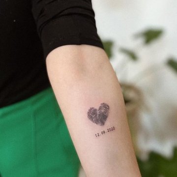 Татуировка в виде отпечатка пальца, руки или ноги