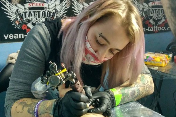 Плюсы профессии татуировщика