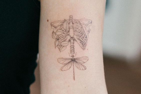 тату в стиле файн лайн