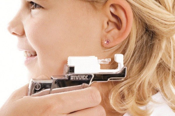 Пірсинг - голка або пістолет