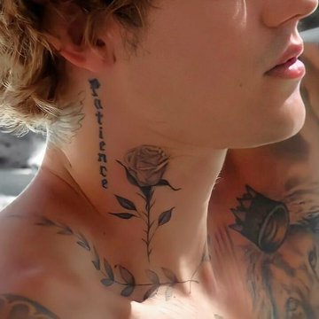 Тату Бибера на шее