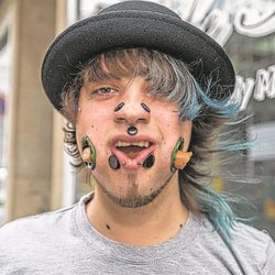 Тунелі в щоках