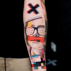 Тату в стилі glitch-art