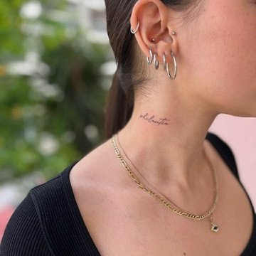 Тату на шиї для жінок