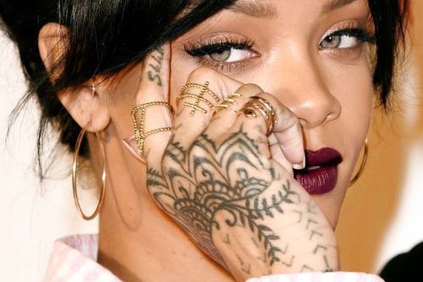 Рианна руки