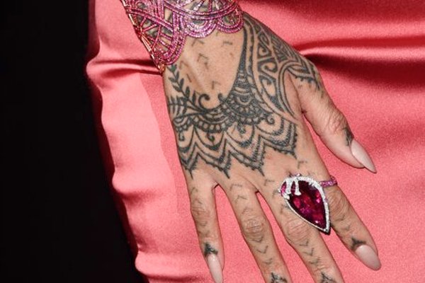 Рианна руки