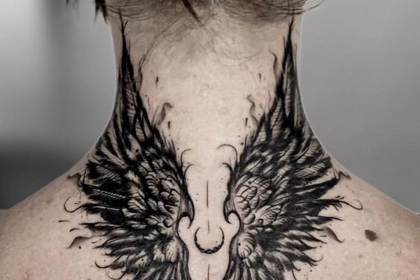 Тату на шиї для жінок