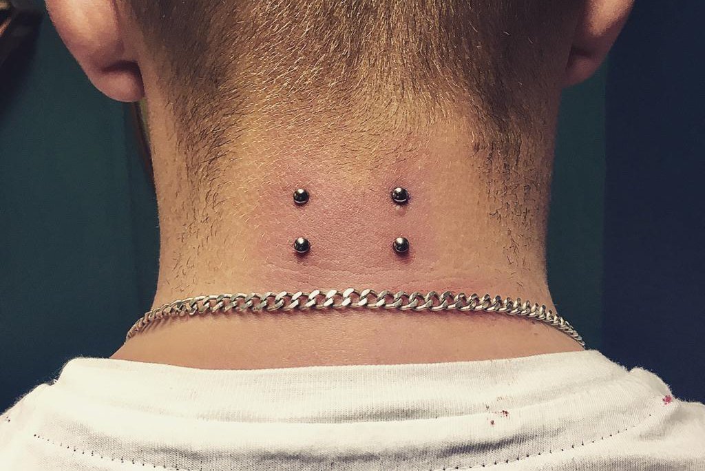 Пірсинг шиї