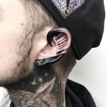 Тату на вусі