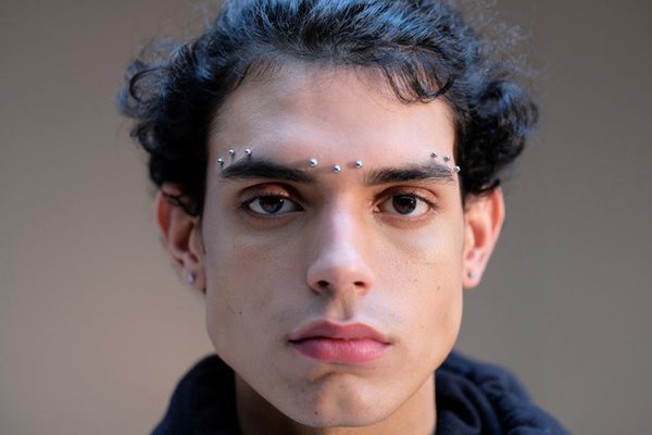 пирсинг над бровью