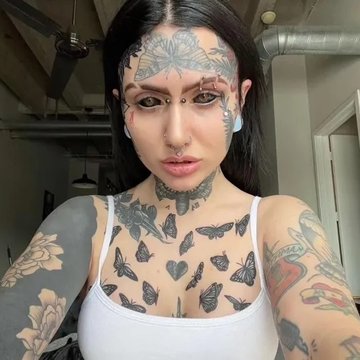 Тату на очному яблуці