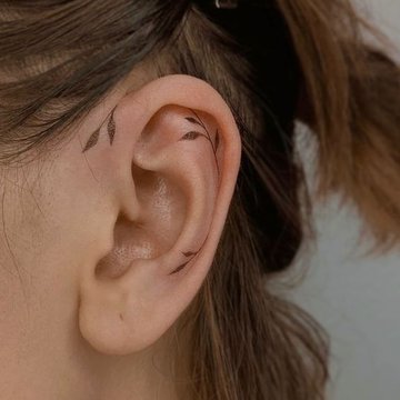 Тату на вусі