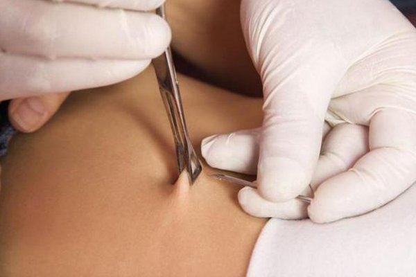 прокол пирсинга иглой для пирсинга