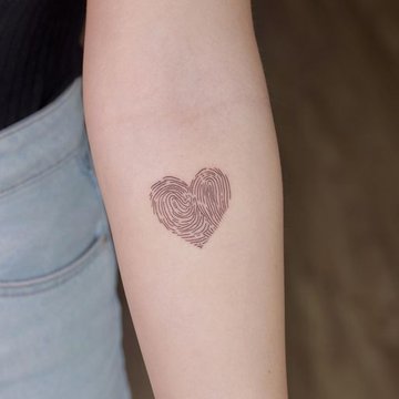 Татуировка в виде отпечатка пальца, руки или ноги