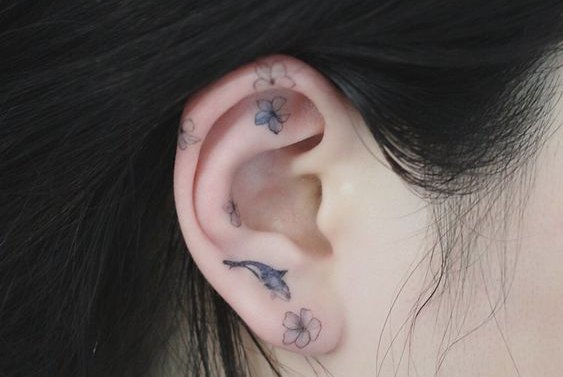 Тату на вусі