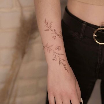 Тату на запястье