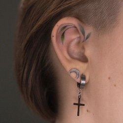 Тату на вусі