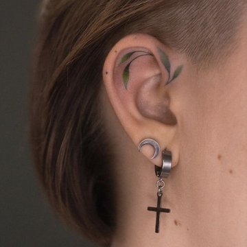 Тату на вусі