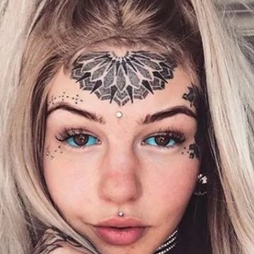 Тату на очному яблуці